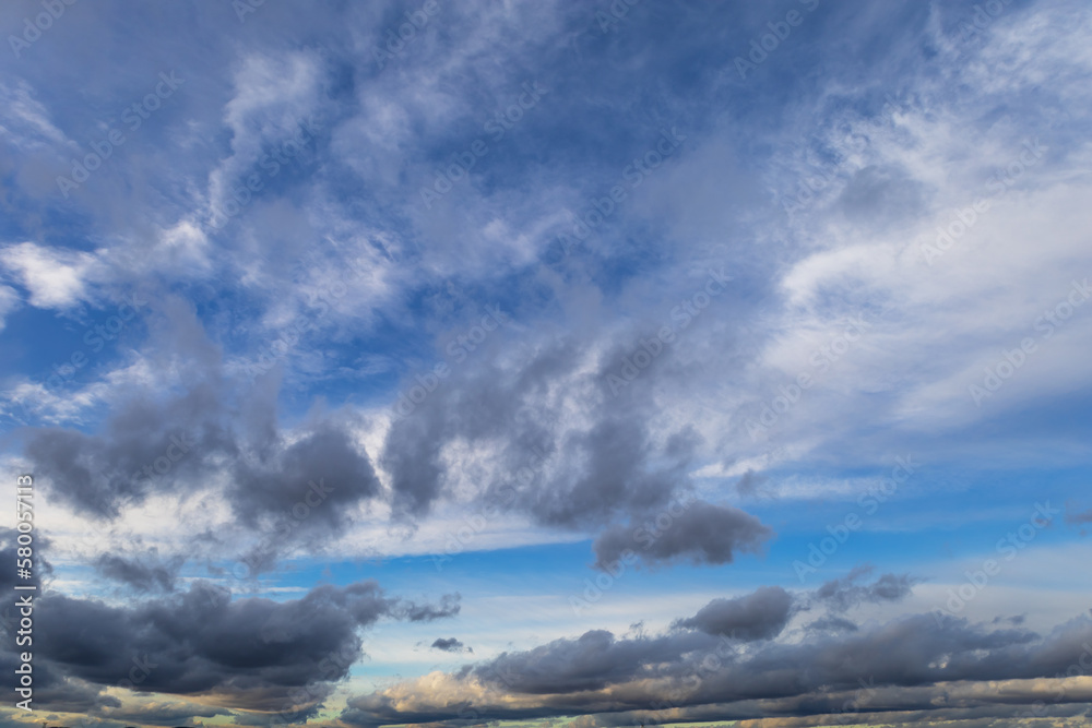Obraz premium Sky with dramatic clouds. The sun shines through the clouds. The sky for exchange in the photo.