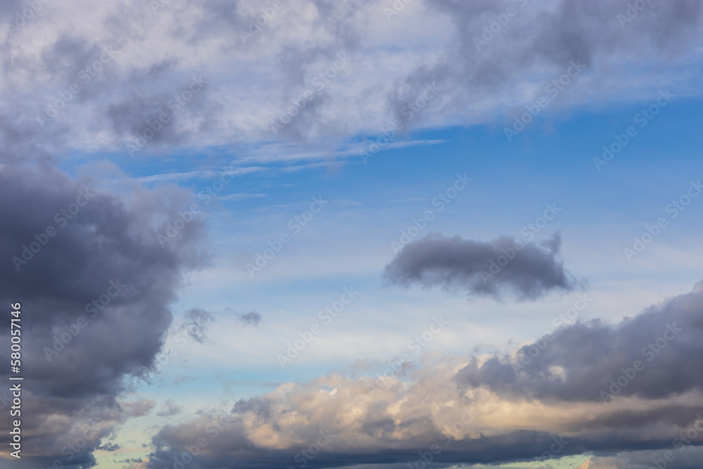 Obraz premium Sky with dramatic clouds. The sun shines through the clouds. The sky for exchange in the photo.