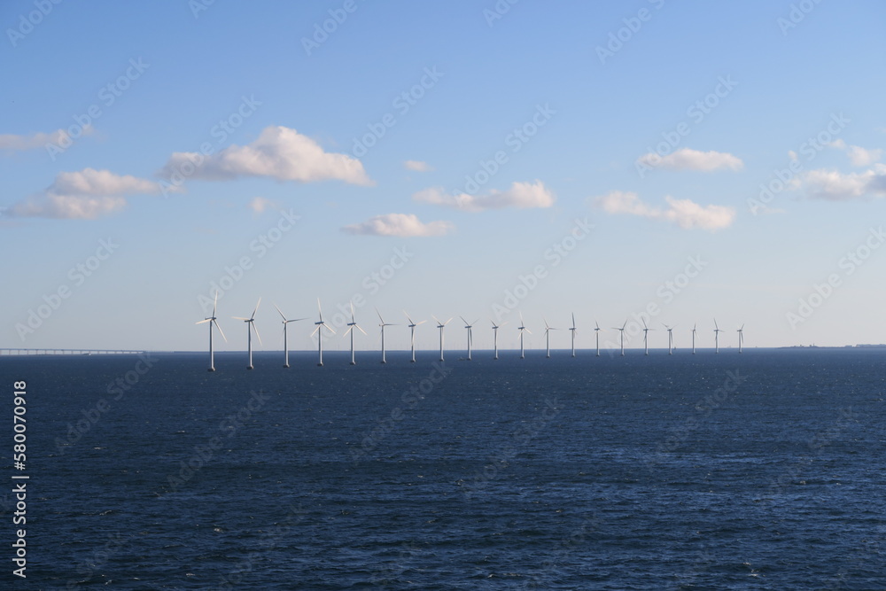 Im Öresund zwischen Kopenhagen und der Öresundbrücke stehen diese Windräder in einer Reihe. Sie erzeugen Strom aus Windkraft.