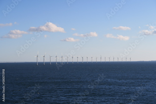 Wallpaper Mural Im Öresund zwischen Kopenhagen und der Öresundbrücke stehen diese Windräder in einer Reihe. Sie erzeugen Strom aus Windkraft. Torontodigital.ca