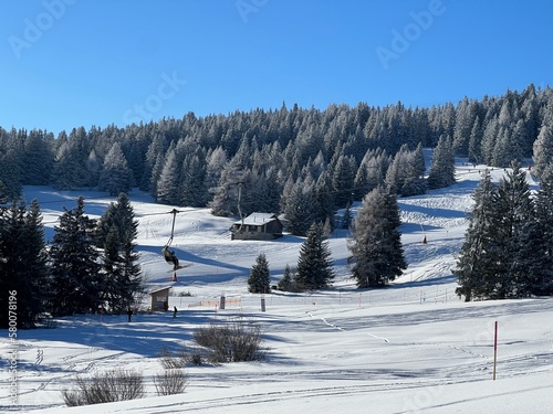 Amazing sport-recreational snowy winter tracks for skiing and snowboarding in the area of the tourist resorts of Valbella and Lenzerheide in the Swiss Alps - Canton of Grisons, Switzerland (Schweiz) © Mario