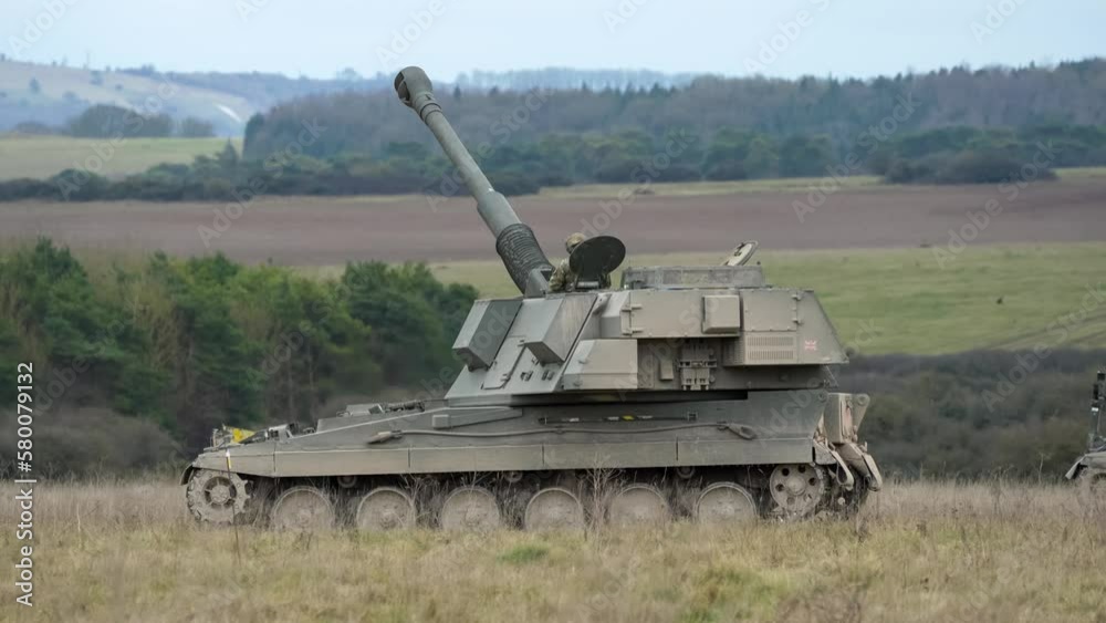 British army AS90 (AS-90 Braveheart Gun Equipment 155mm L131) armoured self-propelled howitzer training Ukranian crews on a military exercise, Wiltshire UK British army AS90 (AS-90 Braveheart Gun Equipment 155mm L131) armoured self-propelled howitzer training Ukranian crews on a military exercise, Wiltshire UK