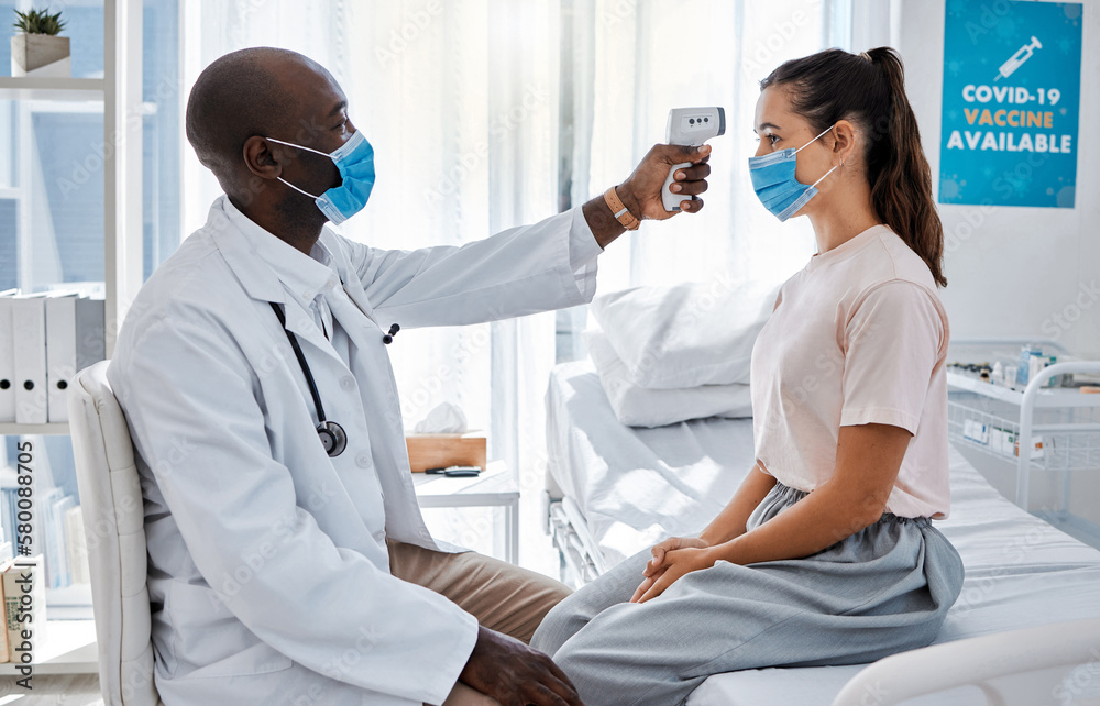 Obraz premium Temperature, thermometer and covid routine with doctor, medical professional and healthcare worker in clinic, hospital or wellness center. Woman or patient with mask checking fever to prevent disease