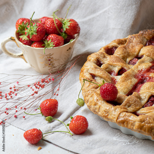 Mise en scène culinaire d'une tarte aux fraises