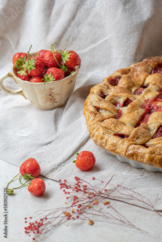 Mise en scène culinaire d'une tarte aux fraises