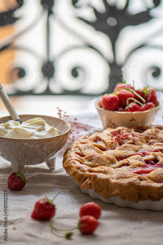 Mise en scène culinaire d'une tarte aux fraises