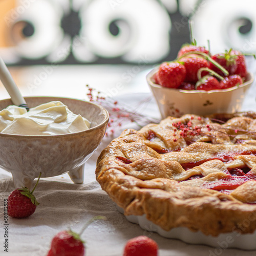Mise en scène culinaire d'une tarte aux fraises
