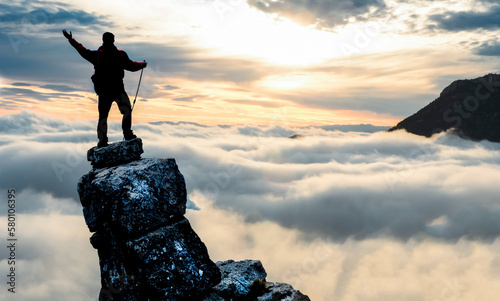 Fotografi successful person who explores the peaks of foggy, mystical and mysterious mount
