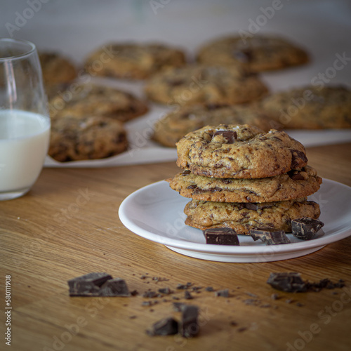 Mise en scène culinaire, fabrication de cookies et verre de lait