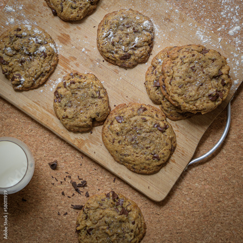 Mise en scène culinaire, fabrication de cookies et verre de lait