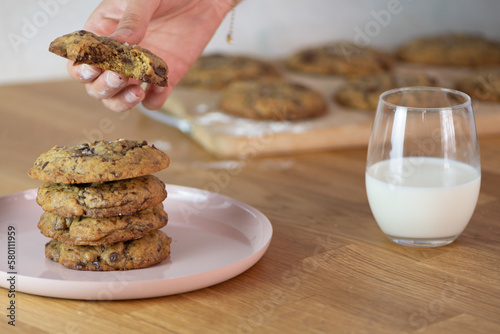 Mise en scène culinaire, fabrication de cookies et verre de lait