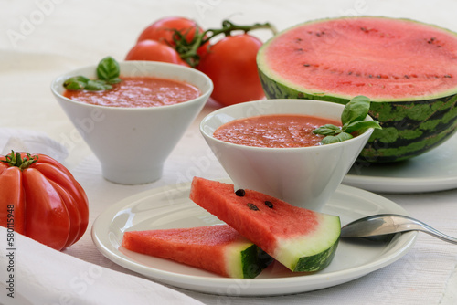 Gaspacho de tomate et pastèque photo