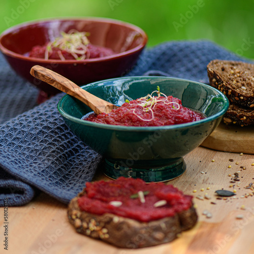Tartinade de betterave, mise en scène culinaire