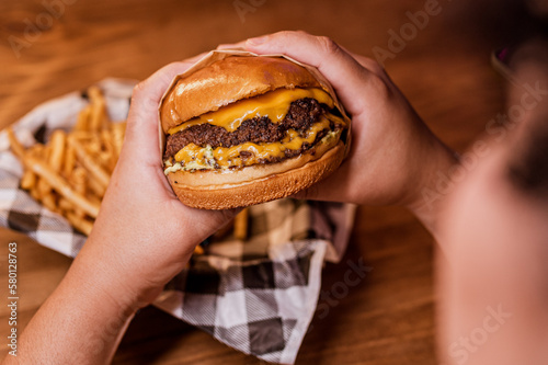 Hamburguer - Sandwich with beef burger, cheddar and french fries