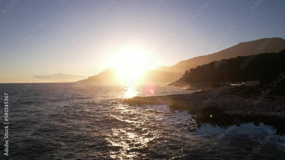 un très beau coucher de soleil au dessus de la mer et des rochers - Côte d'Azur Méditerranée