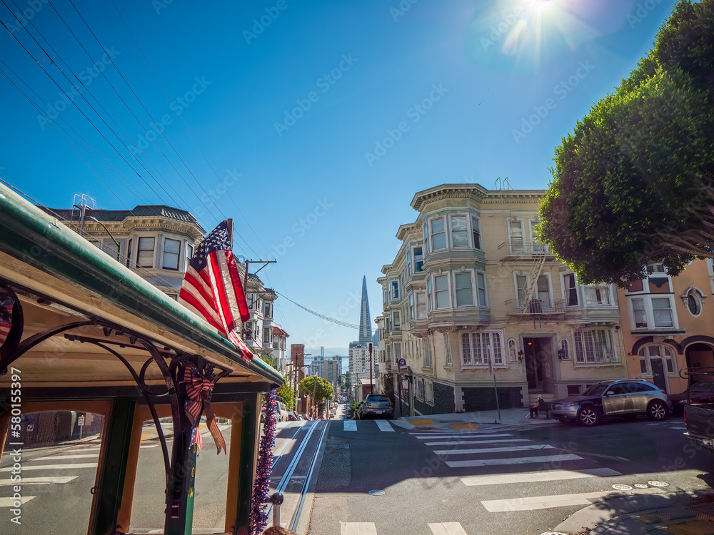 San Francisco Cable Car Wagon cruising though downtown city area
