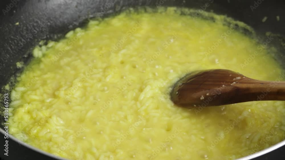 cuisson d'un risotto au safran en gros plan