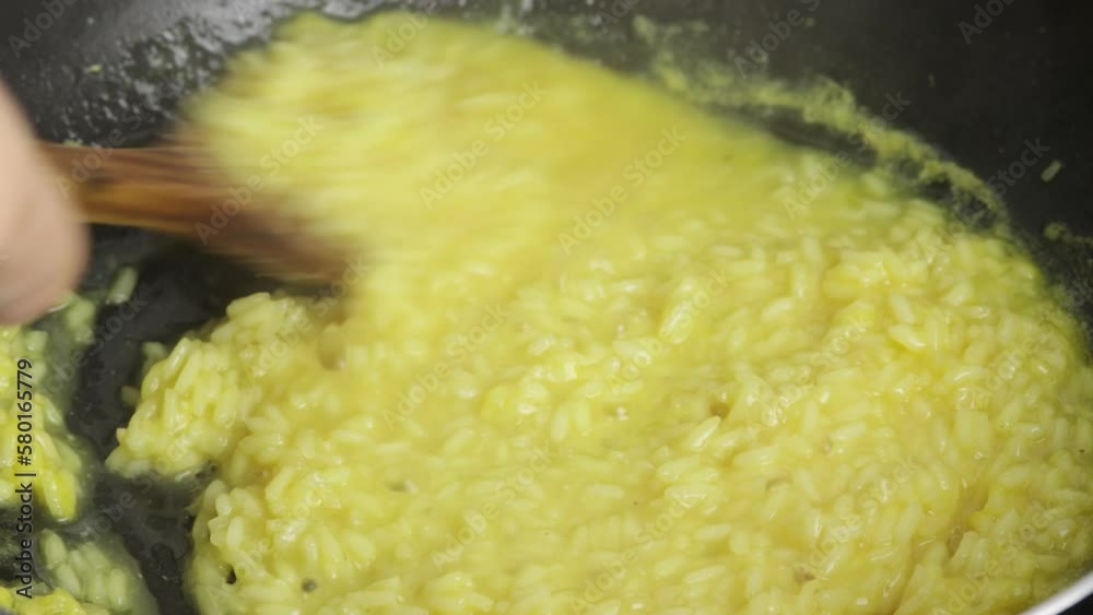 cuisson d'un risotto au safran en gros plan