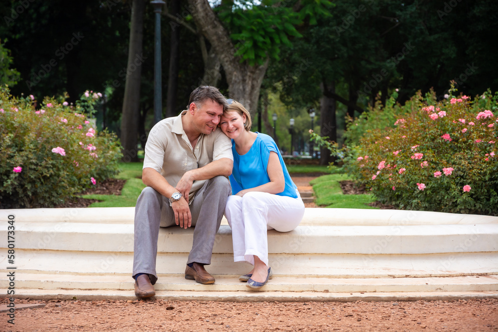 Fototapeta premium happy couple in the park