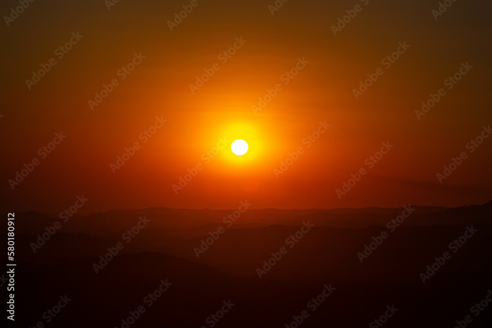 Un bello atardecer desde la cima de las montañas Un bello atardecer desde la cima de las montañas