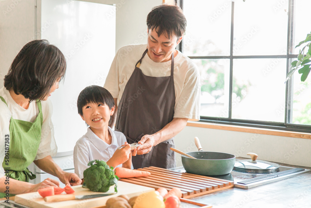 家のキッチンで子供と一緒に料理・クッキングする夫婦・親子・家族(味見)
家のキッチンで子供と一緒に料理・クッキングする夫婦・親子・家族(味見)