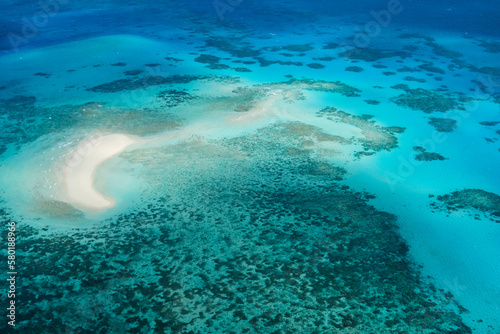 Photo An aerial view of Michaelmas Cay in the Great Barrier Reef: tropical white sand