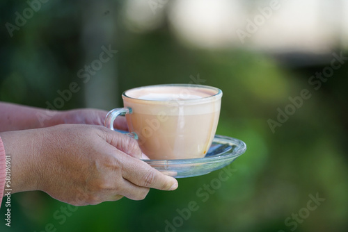 Secangkir kopi latte dengan latar belakang alam photo