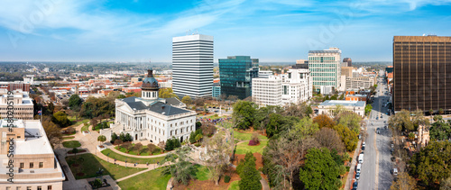 Foto Aerial panorama of the South Carolina Statehouse and Columbia skyline on a sunny morning