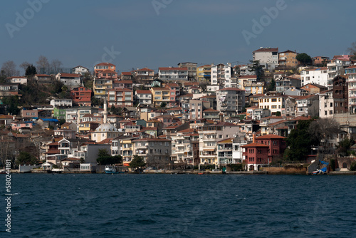 View of the Yenimahalle district of Istanbul, part of the Beykoz district from the Bosporus water area on a sunny day, Istanbul, Turkey © Ula Ulachka