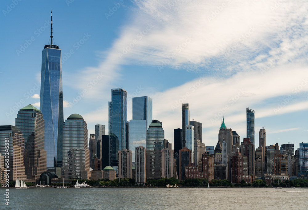 Obraz premium New York City skyline, downtown skyscrapers under cloudy sky
