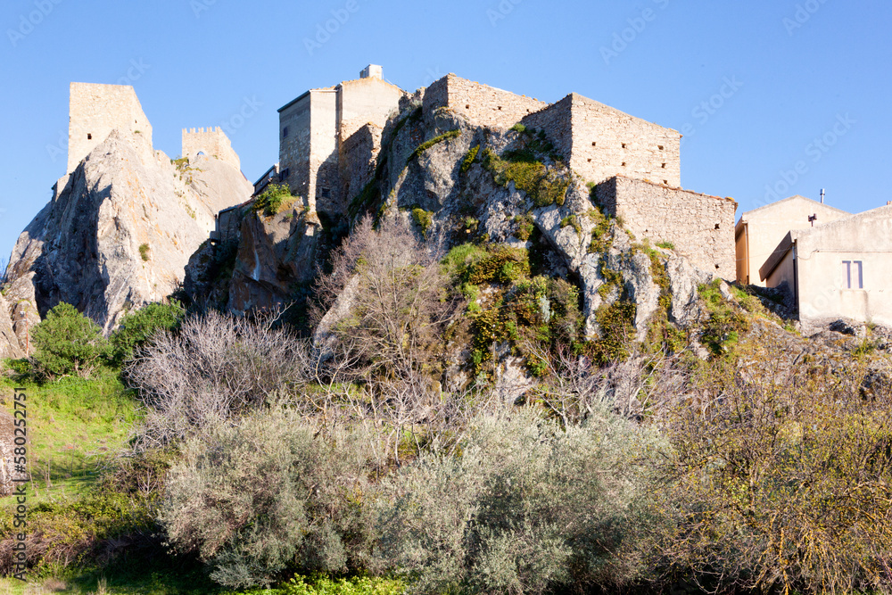 Enna. Castello di Sperlinga. Castello medievale costruito sulla rocca 