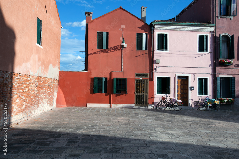 Malamocco, Lido di Venezia. Campo con case colorate