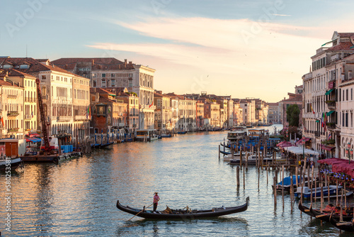 Venezia. Gondoliere sul Canal Grande al Ponte di Rialto © Guido