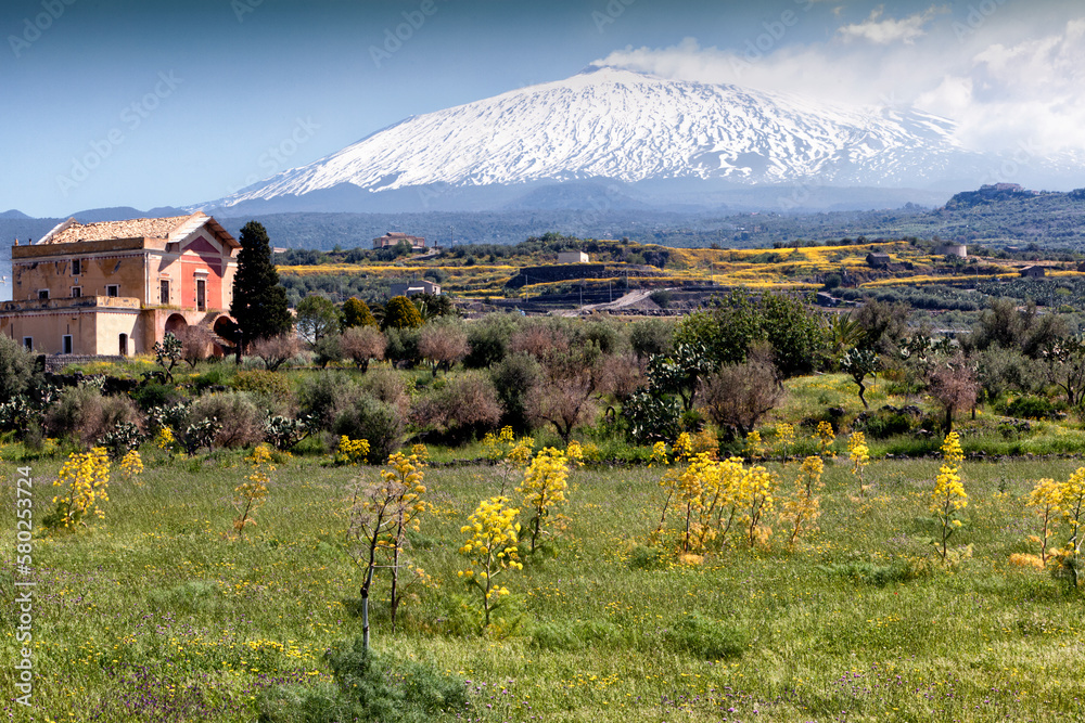Catania. Veduta del Monte Etna innevato con casa colonica in primavera