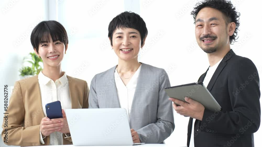 カメラ目線で笑顔の三人 カメラ目線で笑顔の三人