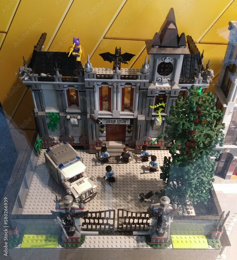 Diorama del Arkham Asylum con set de figuras de los personajes de Batman de  cómics DC construidos con bloques de lego expuestos en una tienda de  juguetes. Madrid. España Stock Photo