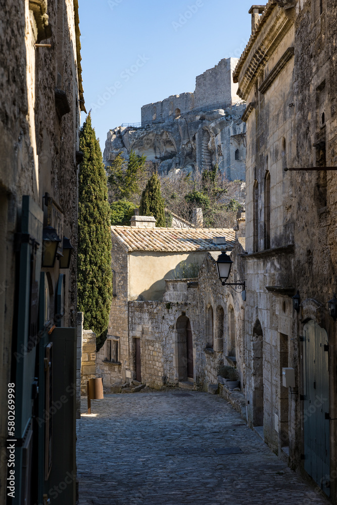 Vue sur le château fort depuis une ruelle du village des Baux-de-Provence