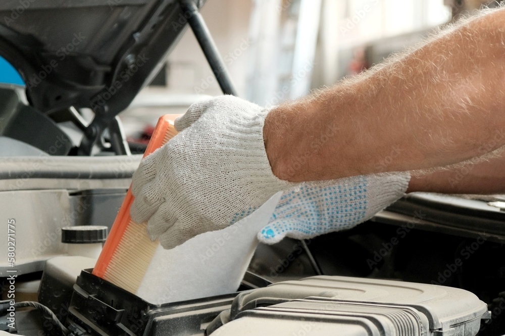 Foto de Car service. Replacement of the air filter in the car engine
