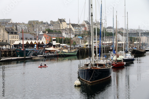 Obraz na płótnie La ville de Douarnenez en Bretagne w salonie