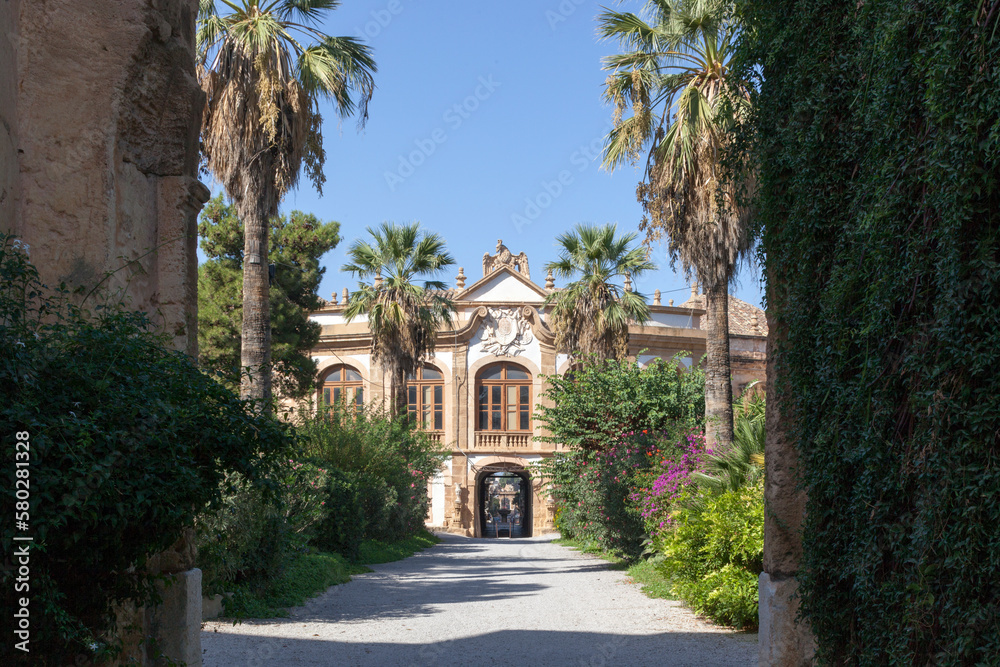 Bagheria, Palermo. Villa Palagonia. Viale d'ingresso con facciata