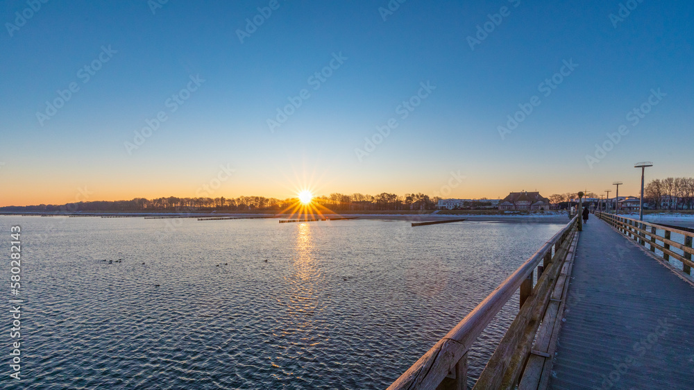 Bei Sonnenaufgang auf der Seebrücke von Zingst.