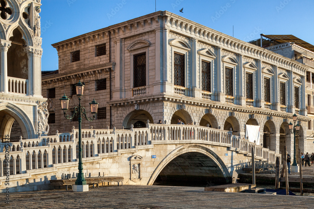 Venezia.Ponte della Paglia tra Palazzo Ducale e Le Prigioni
