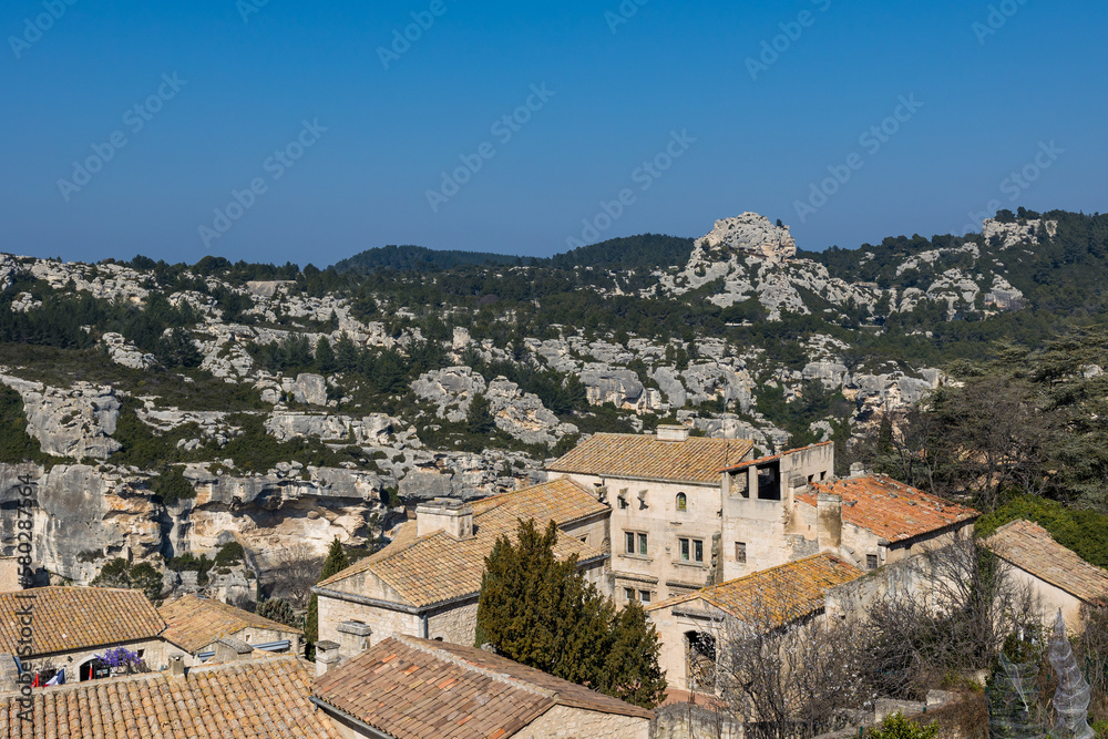Village des Baux-de-Provence, au pied du château fort et du Val d'Enfer