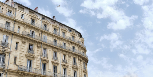 Fototapeta Naklejka Na Ścianę i Meble -  classic building in the center of Marseille, France