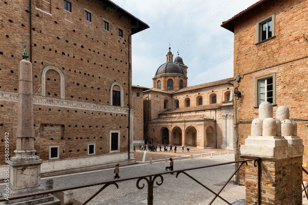 Urbino. Piazza Rinascimento con angolo di Palazzo Ducale, obelisco e cupola del Duomo