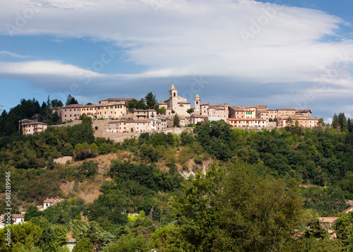 Belforte del Chienti, Macerata. Veduta della cittadina tra i boschi 