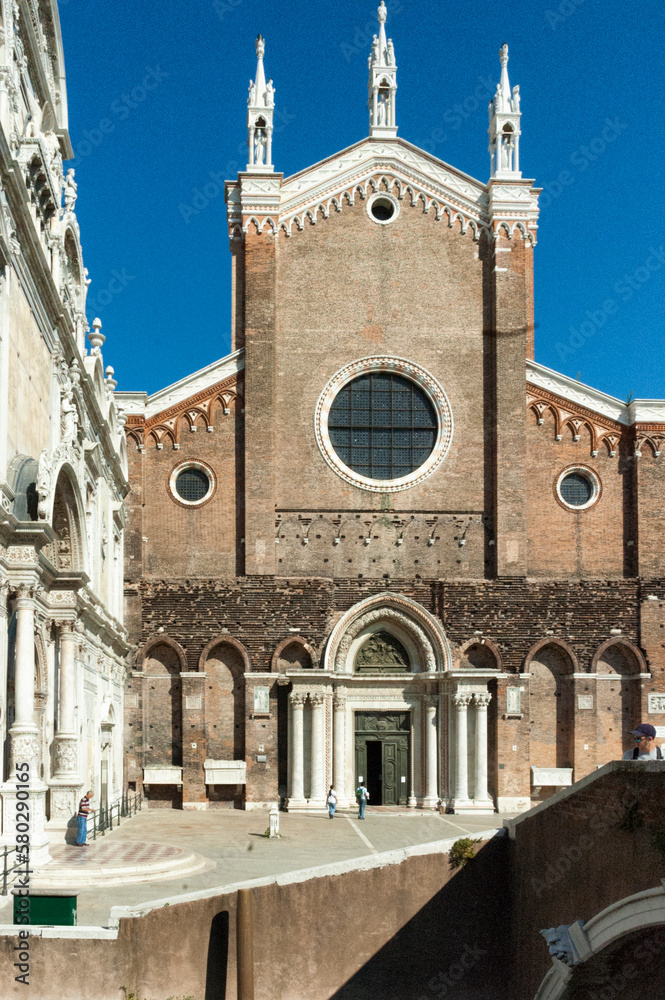 Venezia. Facciata della Basilica dei Santi Giovanni e Paolo dopo Ponte Cavallo.
