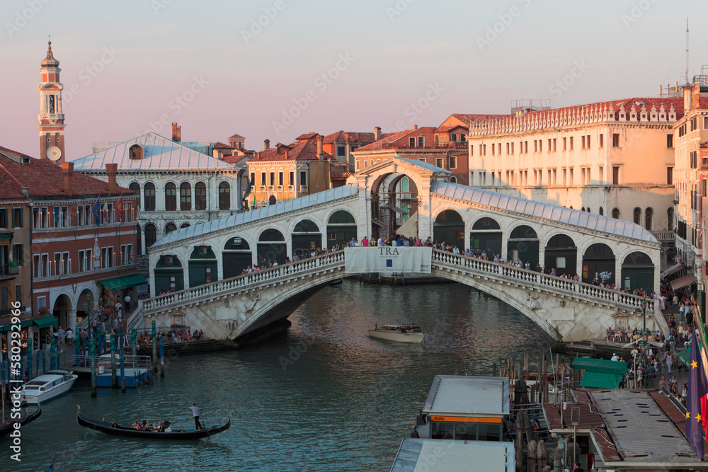 Venezia. Veduta dall'alto del Ponte di Rialto con Stazione dei vaporetti e gondola in Canale