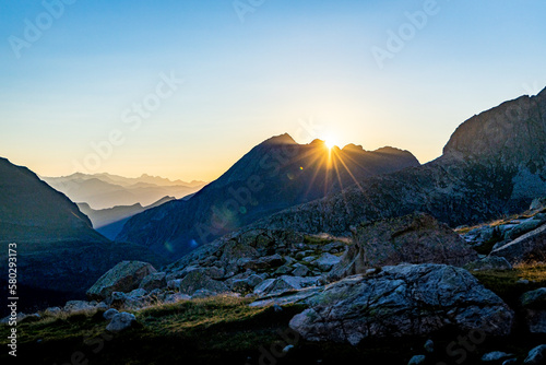 sunrise in the mountains © Quentin