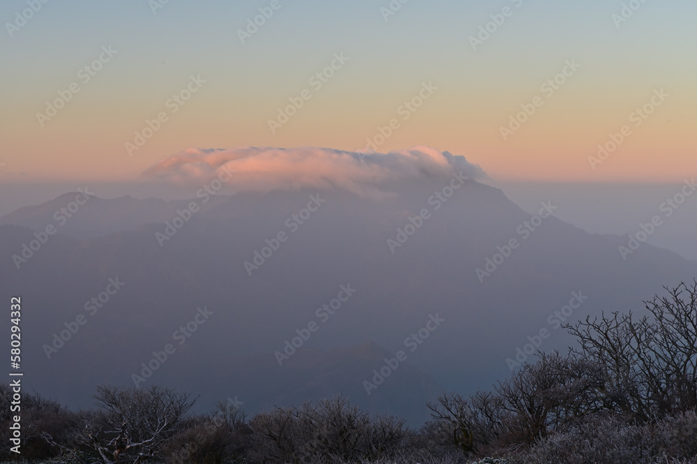 Fototapeta premium 四国愛媛県西条市にある日本百名山「石鎚山冬景色」